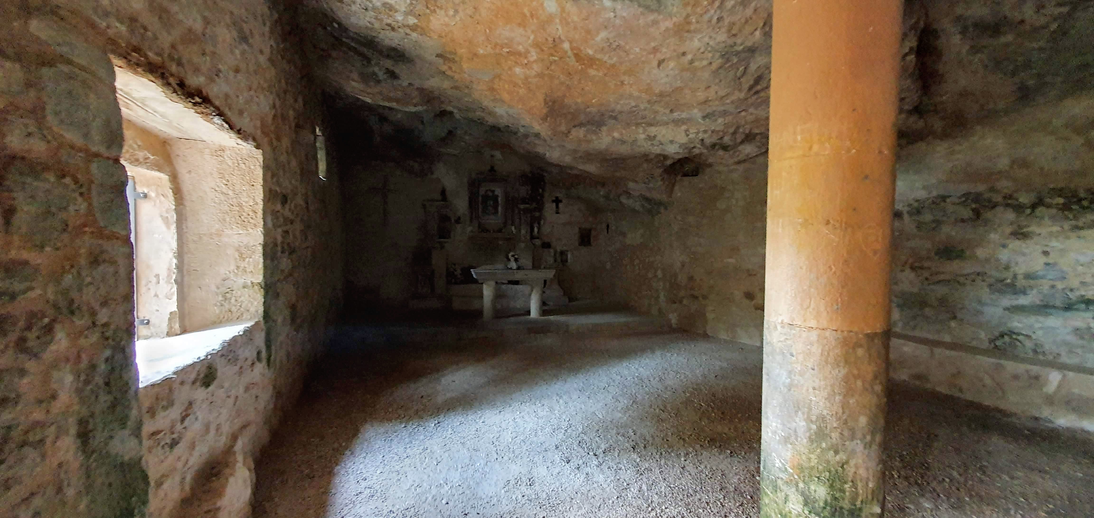 Ermita rupestre Virgen del Monte