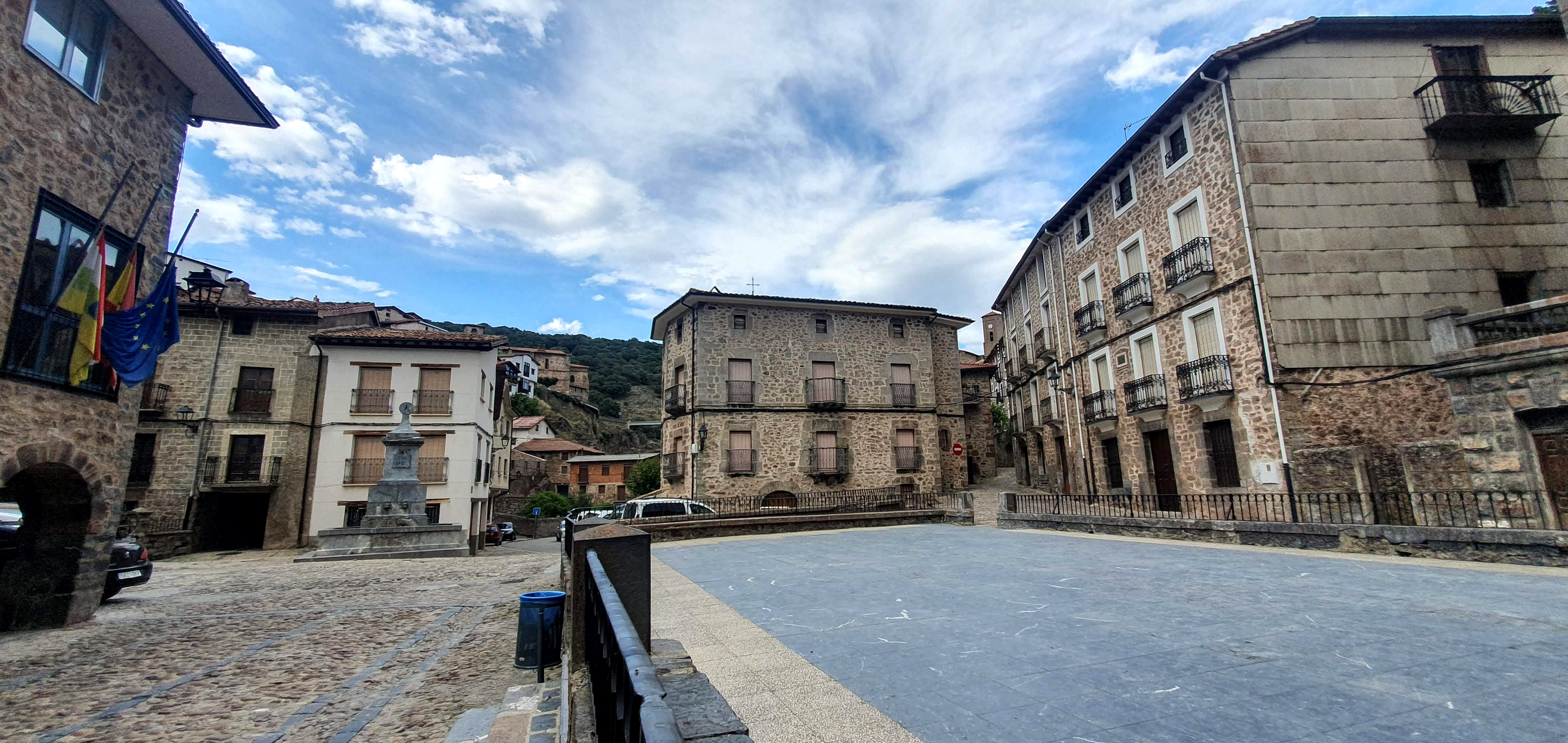 Ortigosa de Cameros con arquitectura tradicional de piedra