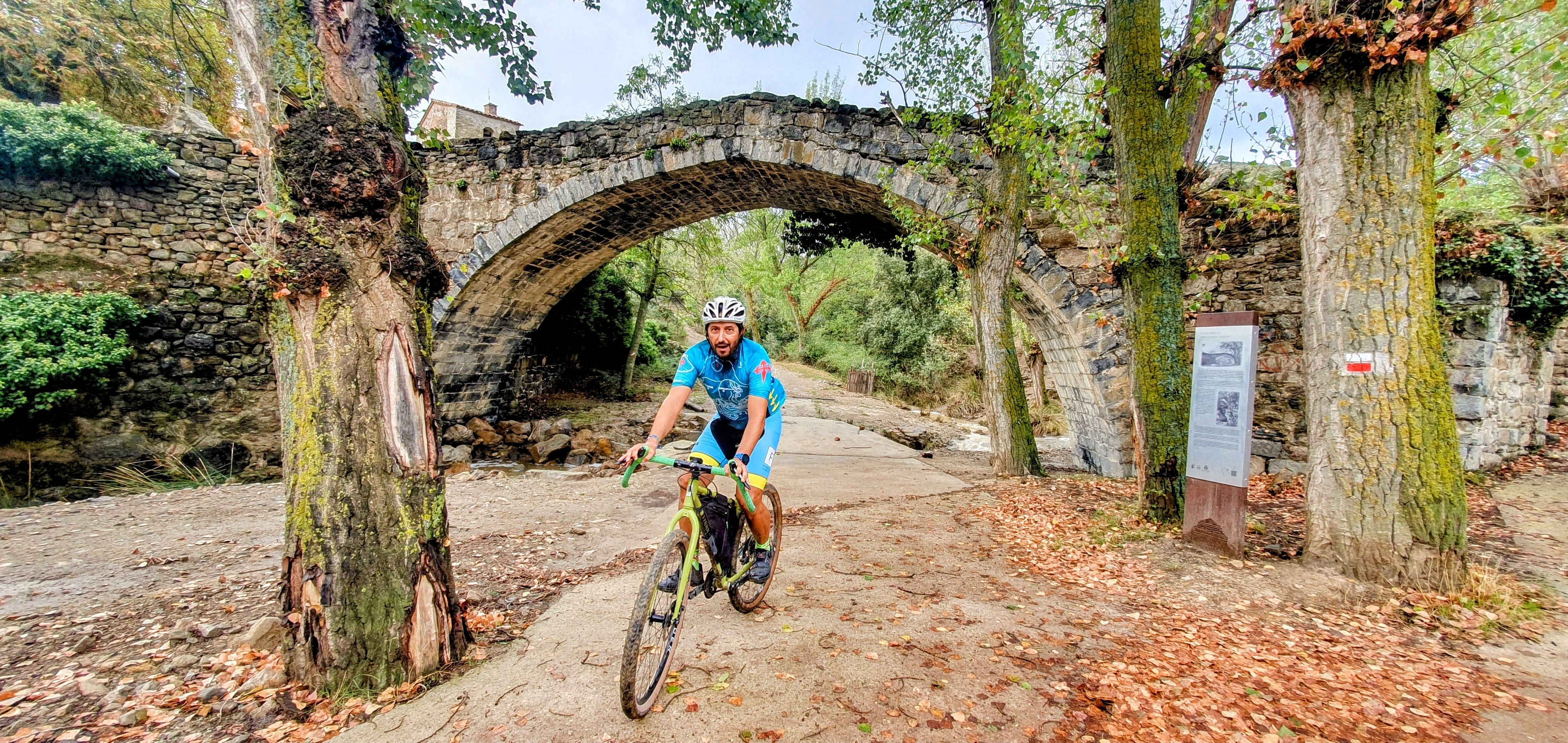 Puente medieval de Ambasaguas sobre el arroyo local
