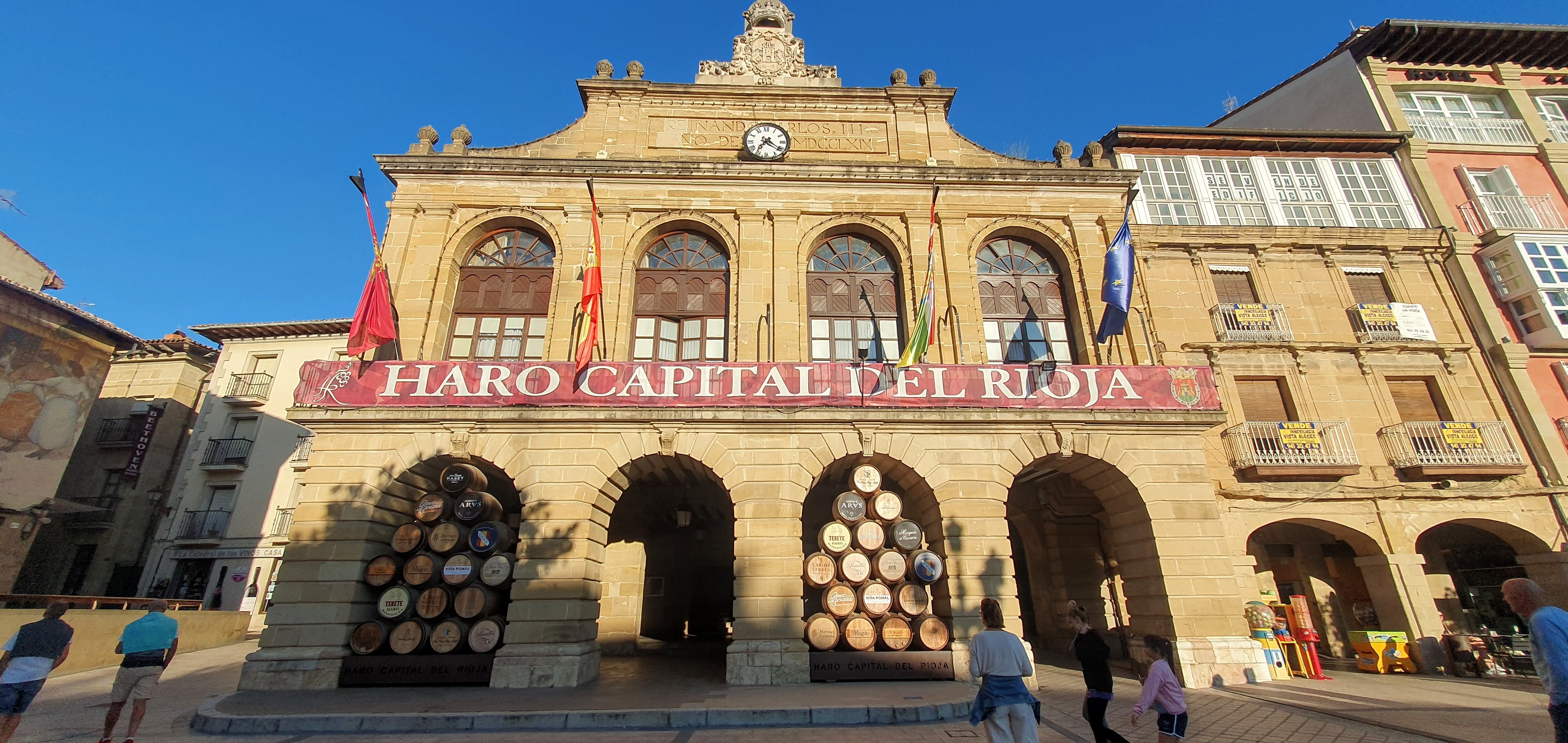 Plaza Mayor de Haro con el ayuntamiento neoclásico