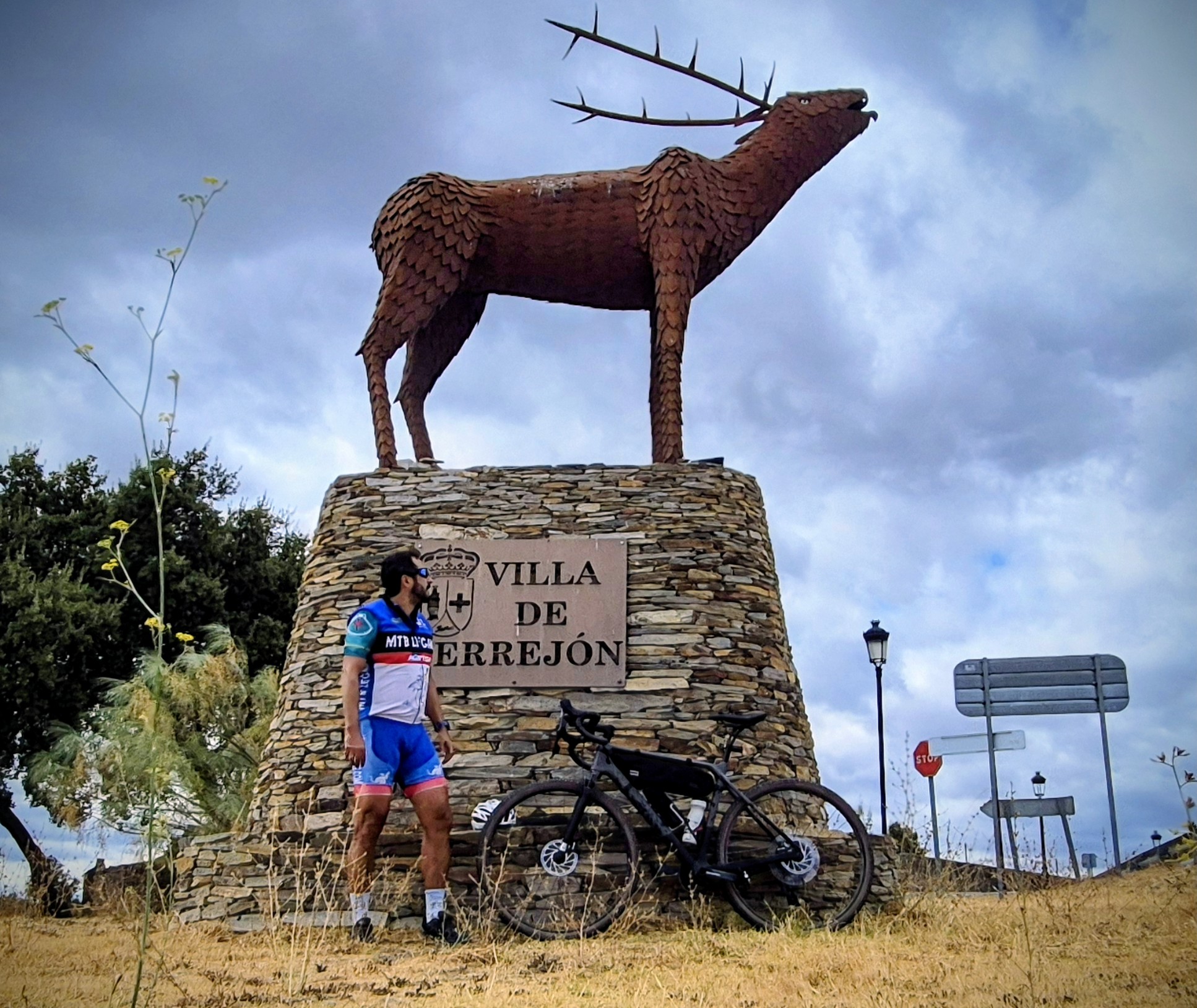 Escultura monumental de un ciervo en el entorno de la Ruta Rosa