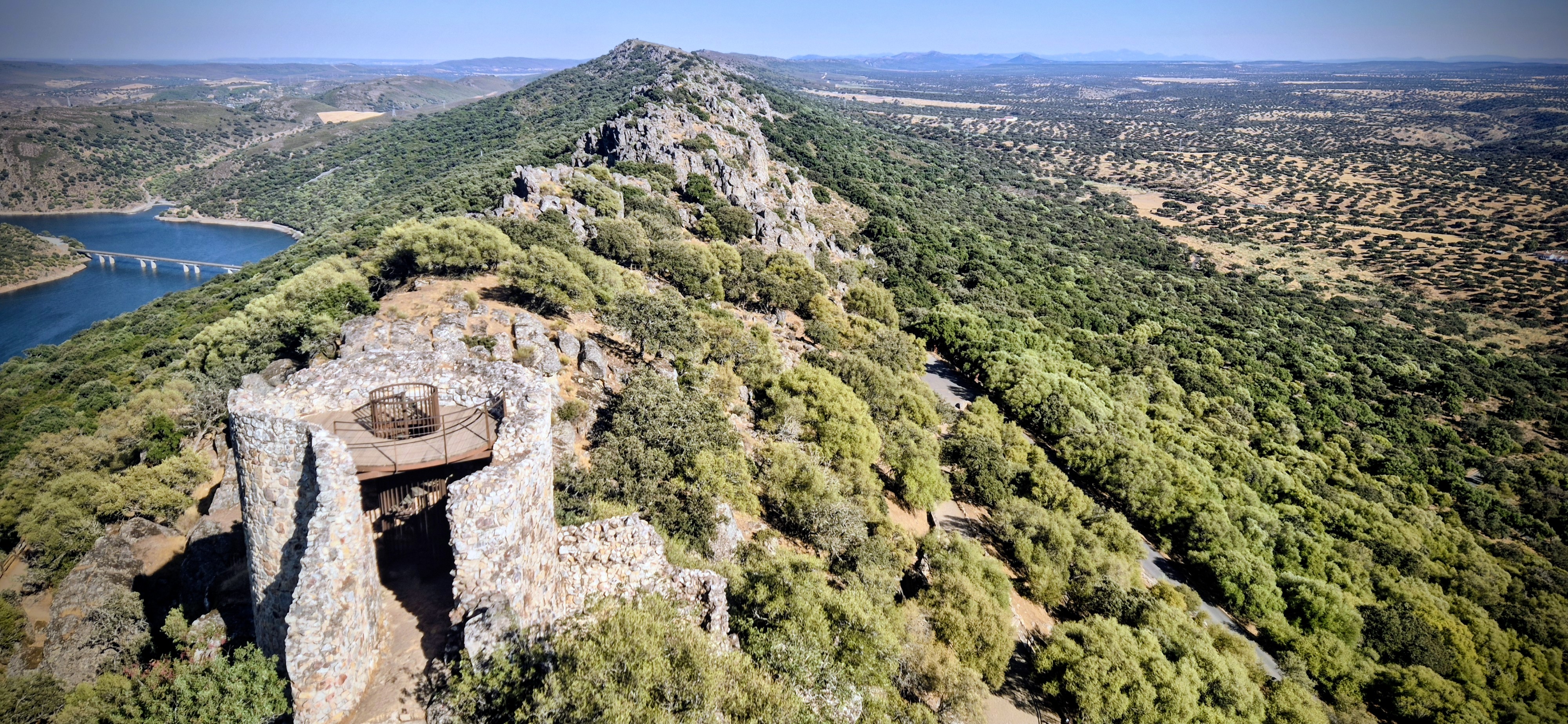 Castillo de Monfragüe sobre la cresta de cuarcita