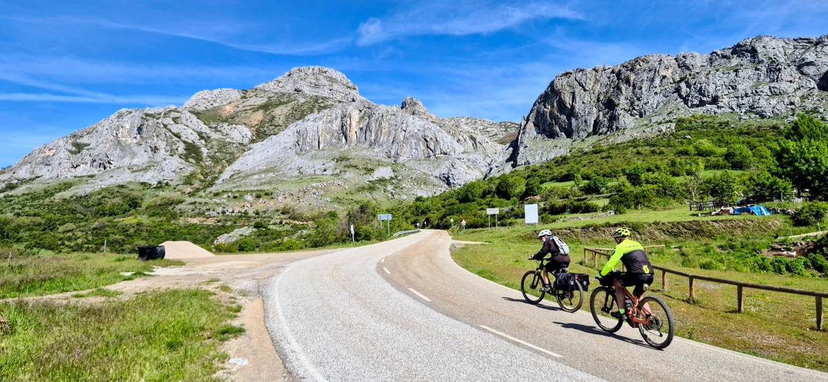 Paisaje de montaña palentina con bosques de roble y pino