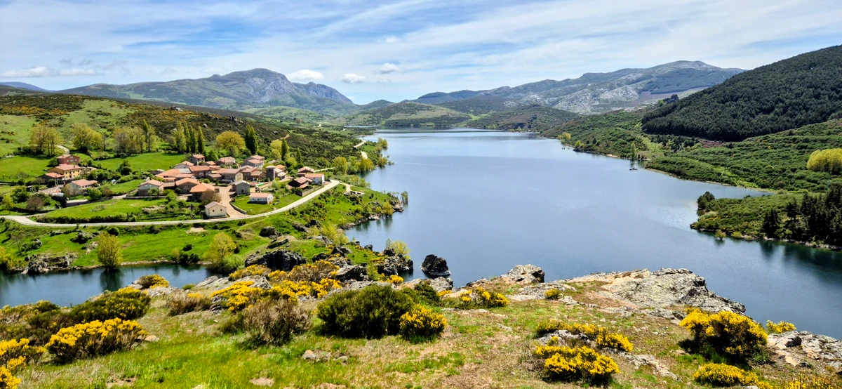 Embalse de Camporredondo encajado entre laderas de haya y pino