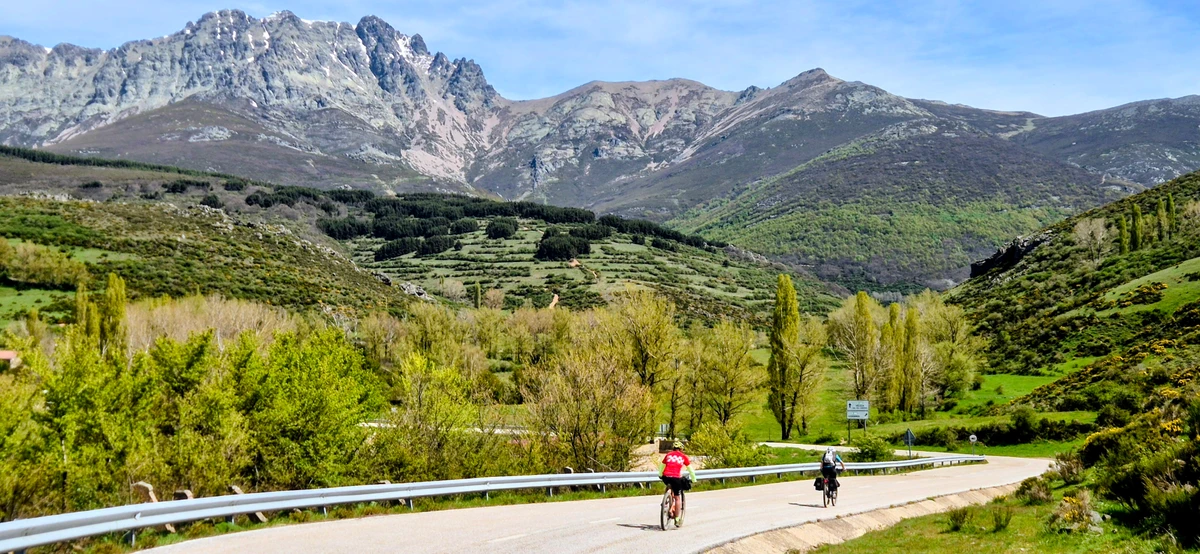 Alta montaña palentina con crestas y hayedos